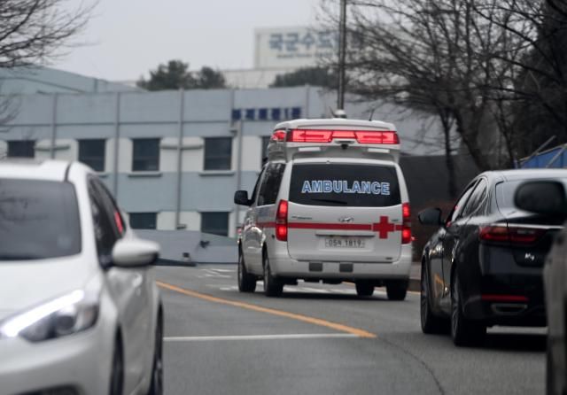 20일 오전 경기 성남시 분당구 국군수도병원으로 응급차량이 진입하고 있다20240220사진사진공동취재단