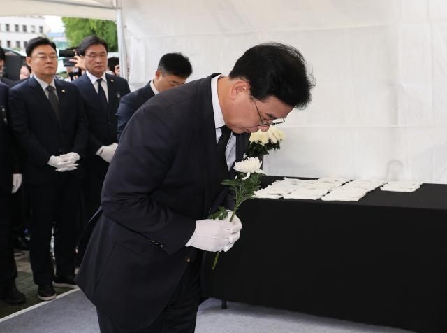 송언석 국민의힘 원내대표가 지난 13일 서울 여의도 국회 정문 인근에 민중기 특별검사팀의 소환 조사를 받은 뒤 숨진 채 발견된 경기 양평군 공무원 정 아무개 씨를 추모하기 위해 설치한 분향소에서 헌화하고 있다 사진연합뉴스