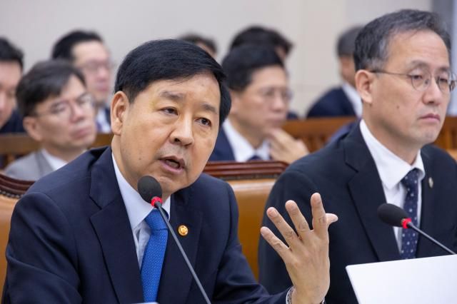 국정감사에서 답변하는 구윤철 부총리 