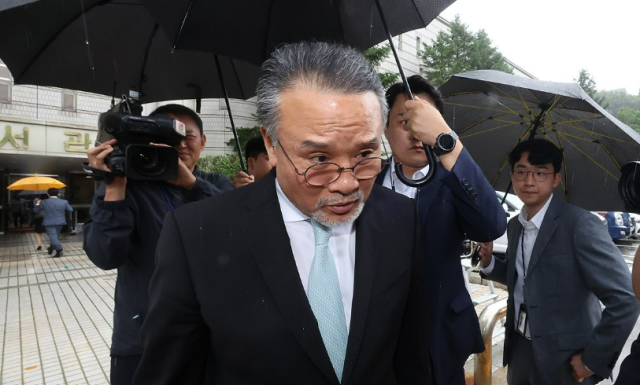 김건희 여사 관련 의혹을 수사하는 민중기 특별검사팀의 조사를 받은 이일준 삼부토건 회장이 지난 7월 17일 서울중앙지법에서 구속 전 피의자 심문영장실질심사을 마친 뒤 법정을 나서고 있다 사진연합뉴스