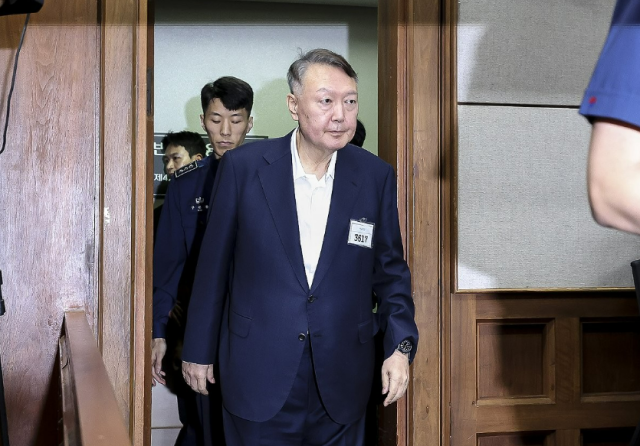 윤석열 전 대통령이 지난달 26일 서울 서초구 서울중앙지법에서 열린 특수공무집행방해 직권남용 권리행사방해 등 혐의 사건 1차 공판에 출석하고 있다 사진연합뉴스