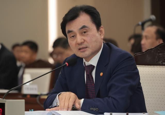 이재명 정부 첫 국정감사가 시작된 13일 서울 용산구 국방부 청사에서 열린 2025 국방부 국정감사에서 안규백 국방부 장관이 의원 질의에 답하고 있다 사진연합뉴스