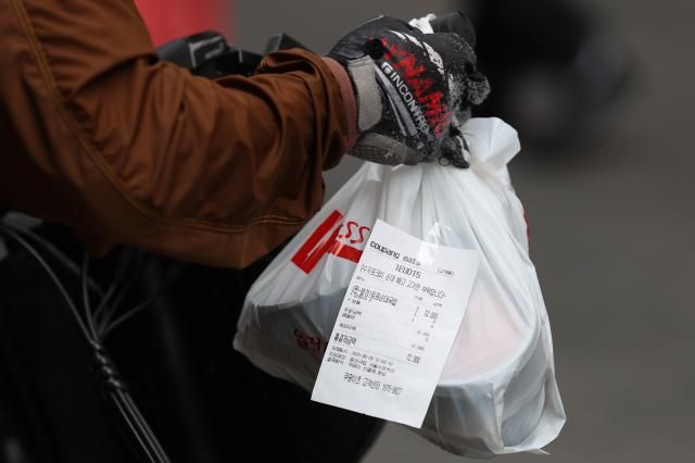 음식배달 플랫폼에서 주문된 배달음식을 배달하는 모습 사진연합뉴스