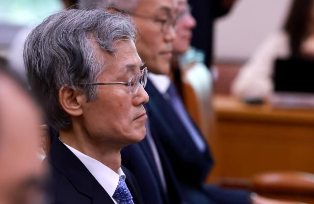 조희대 대법원장이 13일 국회에서 열린 법제사법위원회 국정감사에 출석해 여야 의원들의 설전을 지켜보다 눈을 감고 있다 20251013 사진연합뉴스