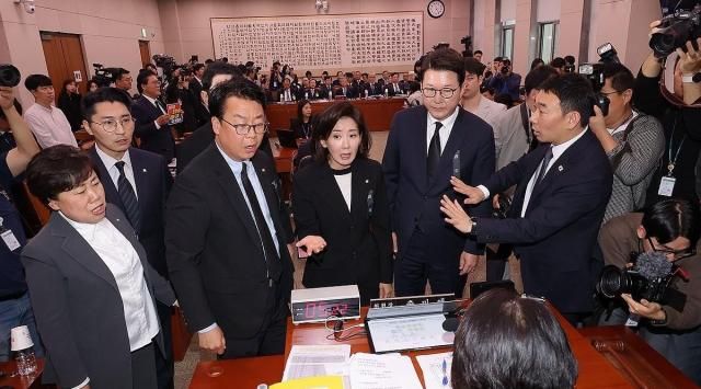지난 13일 서울 여의도 국회에서 열린 대법원 등에 대한 법제사법위원회 국정감사에서 국민의힘 의원들이 추미애 법사위원장에게 조희대 대법원장 이석을 요구하고 있다 사진연합뉴스