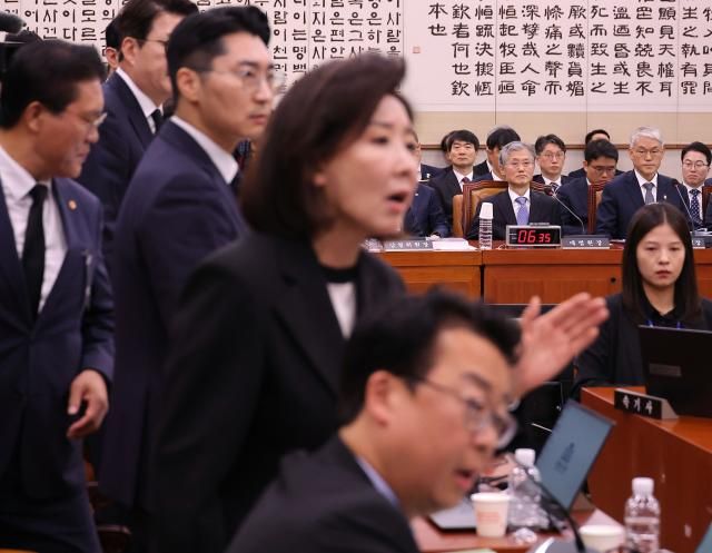 13일 서울 여의도 국회에서 열린 대법원 등에 대한 법제사법위원회 국정감사에서 조희대 대법원장 천대엽 법원행정처장을 비롯한 참석자들이 대법원장의 이석을 요구하는 국민의힘 의원들을 바라보고 있다 사진연합뉴스