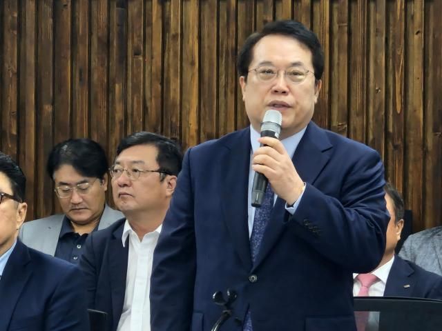 이택성 한국자동차산업협동조합 이사장이 무공해차 보급의 현실적 조정을 촉구하고 있다사진오주석 기자