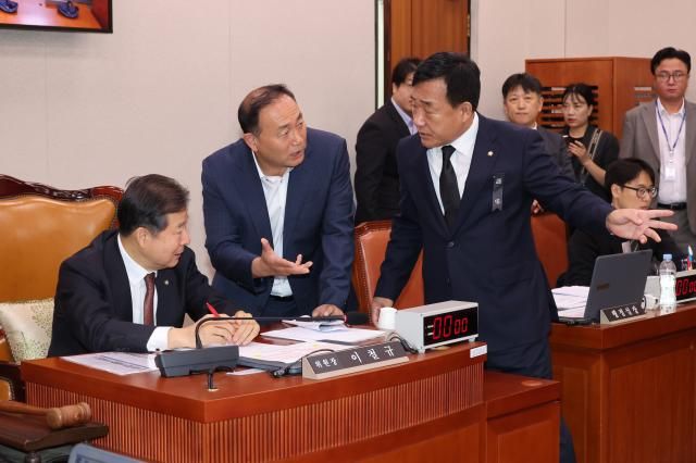 13일 서울 국회에서 열린 산업통상자원중소벤처기업위원회 국정감사에서 이철규 위원장왼쪽부터 더불어민주당 측 간사 김원이 의원 국민의힘 측 간사 박성민 의원이 증인 채택 관련 의견 조율을 하고 있다 사진연합뉴스