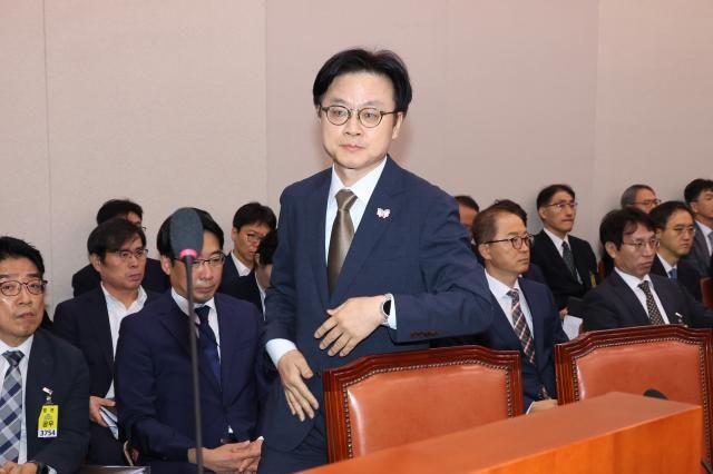 김정관 산업통상부 장관이 13일 서울 국회에서 열린 산업통상자원중소벤처기업위원회 국정감사에서 선서를 위해 단상으로 향하고 있다 사진연합뉴스