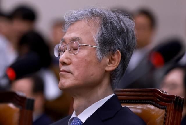 조희대 대법원장이 지난 13일 국회에서 열린 법제사법위원회 국정감사에 출석해 여야 의원들의 설전을 지켜보다 눈을 감고 있다 사진연합뉴스