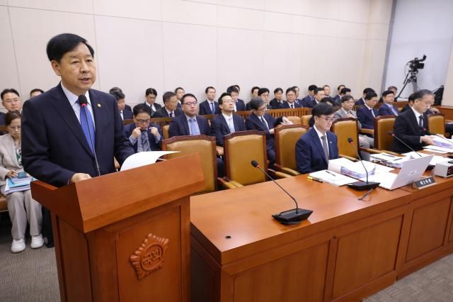 구윤철 부총리 겸 기획재정부 장관이 13일 국회에서 열린 기획재정위원회 2025년 국정감사에 출석해 발언하고 있다 