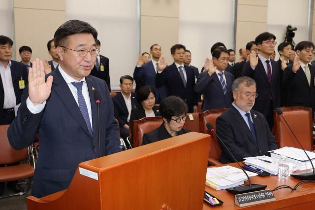 윤호중 행정안전부 장관이 14일 서울 여의도 국회에서 열린 행정안전부 등에 대한 행정안전위원회 국정감사에서 선서하고 있다 사진연합뉴스