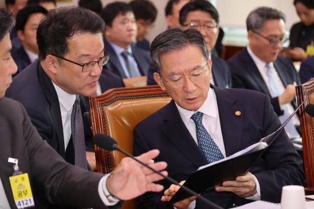 정성호 법무부 장관이 14일 서울 여의도 국회에서 열린 법무부 등에 대한 법제사법위원회 국정감사에 출석해 있다 20251014 사진연합뉴스