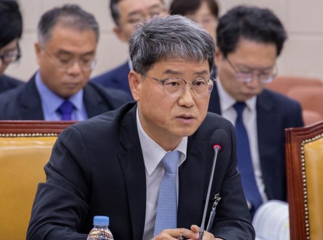 반상권 방송미디어통신위원회 위원장 직무대리가 14일 국회 과학기술정보방송통신위원회에서 열린 2025년도 국정감사에서 의원 질의에 답하고 있다 사진연합뉴스