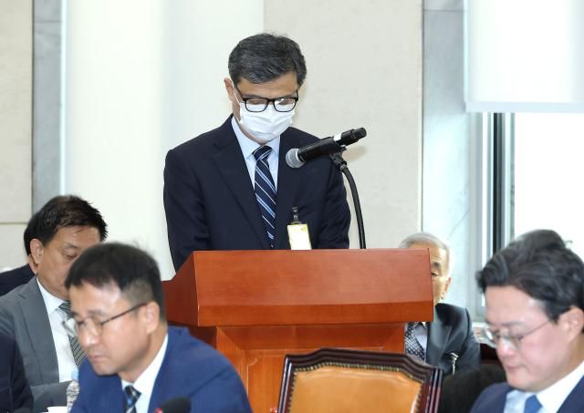 얼굴 비공개로 논란을 빚어온 진실·화해를 위한 과거사 정리위원회의 황인수 조사 1국장이 14일 서울 여의도 국회에서 열린 행정안전위원회 국정감사에서 신정훈 위원장의 발언을 들으며 고개를 숙이고 있다 사진연합뉴스