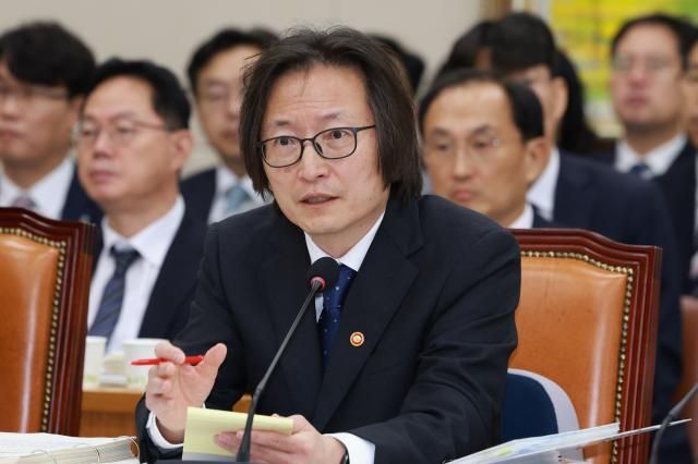 14일 서울 영등포구 여의도 국회에서 열린 공정거래위원회 개인정보보호위원회 등에 대한 정무위원회 국정감사에서 주병기 공정거래위원장이 의원 질의에 답변하고 있다 사진연합뉴스