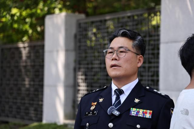 백해룡 전 영등포경찰서 형사과장경정이 12일 서초구 대검찰청 앞에서 인천세관 마약 밀수 연루 의혹 관련 합동수사팀 출범에 대한 입장을 밝힌 후 생각에 잠겨 있다 사진연합뉴스