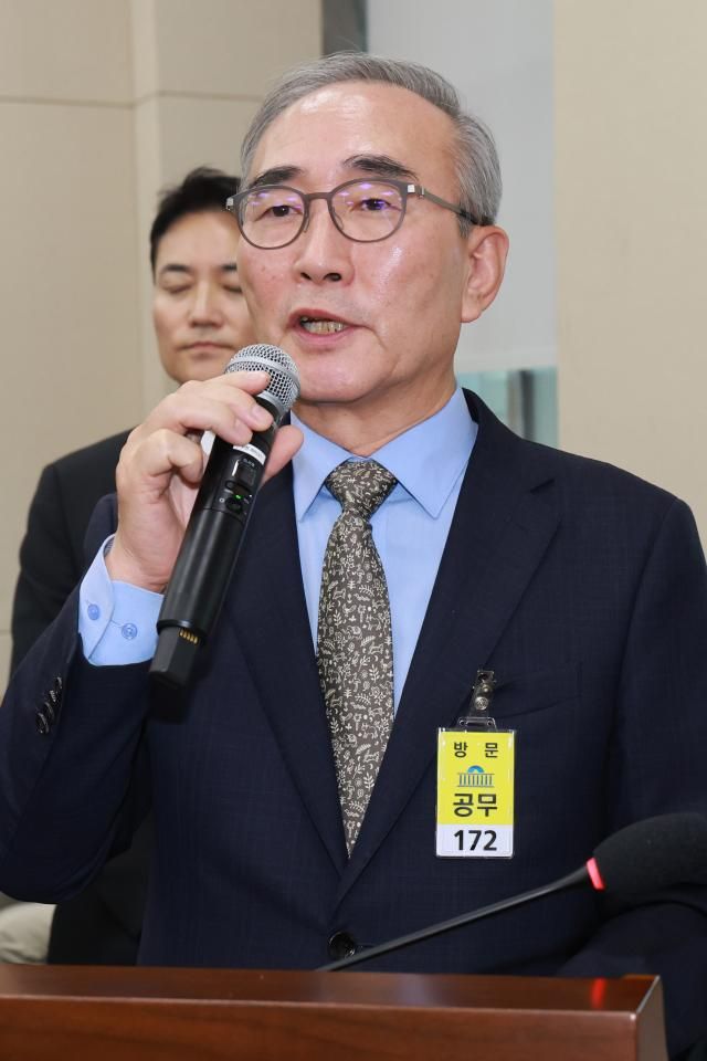 김영섭 KT 대표이사가 14일 서울 영등포구 여의도 국회에서 열린 공정거래위원회 개인정보보호위원회 등에 대한 정무위원회 국정감사에 증인으로 출석해 의원 질의에 답하고 있다 사진연합뉴스
