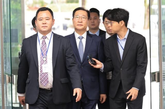 윤석열 전 대통령의 12·3 비상계엄 선포를 방조·가담한 혐의를 받는 박성재 전 법무부 장관이 14일 구속 전 피의자 심문영장실질심사을 받기 위해 서울 서초구 서울중앙지방법원으로 들어서고 있다 사진연합뉴스