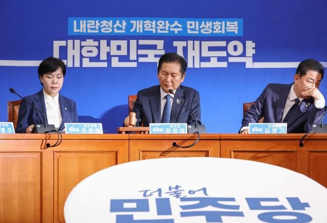 서울연합뉴스 황광모 기자 더불어민주당 정청래 대표가 13일 서울 여의도 국회에서 열린 최고위원회의에서 의사봉을 두드리고 있다 사진연합뉴스 