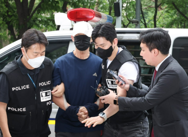 서울 지하철 5호선 열차 안에 불을 지른 60대 남성이 지난 6월 2일 영장실질심사를 위해 서울 양천구 서울남부지법에 출석하고 있다 사진연합뉴스