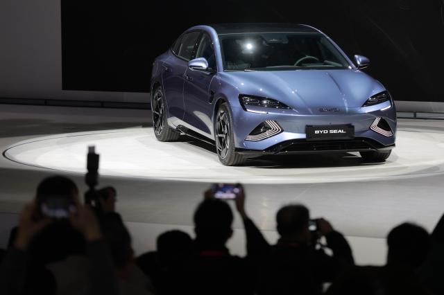 BYD코리아가 3일 오전 경기도 고양시 킨텍스에서 열린 2025 서울모빌리티쇼 미디어데이 행사에서 BYD SEAL을 공개하고 있다 20250403사진유대길 기자 dbeorlf123ajunewscom
