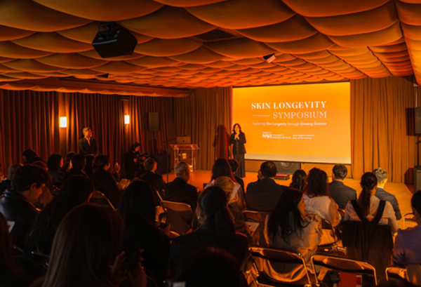 정혜진 아모레퍼시픽 설화수 전무가 지난 13일현지시간 미국 뉴욕에서 열린 심포지엄에서 인사말을 하고 있다 사진아모레퍼시픽