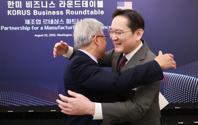 지난 8월 이재용 삼성전자 회장오른쪽과 젠슨 황 엔비디아 최고경영자CEO가 미국 워싱턴DC에서 열린 한미 비즈니스 라운드 테이블 리셉션에 참석해 인사를 나누고 있다사진연합뉴스