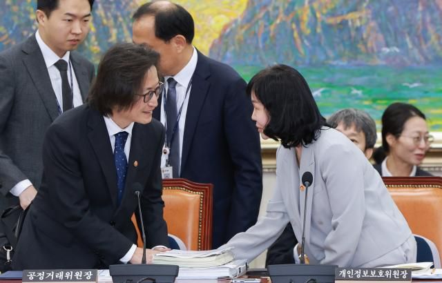 14일 서울 여의도 국회에서 열린 공정거래위원회 개인정보보호위원회 등에 대한 정무위원회 국정감사에서 주병기 공정거래위원장이 송경희 개인정보보호위원장과 인사하고 있다 사진연합뉴스