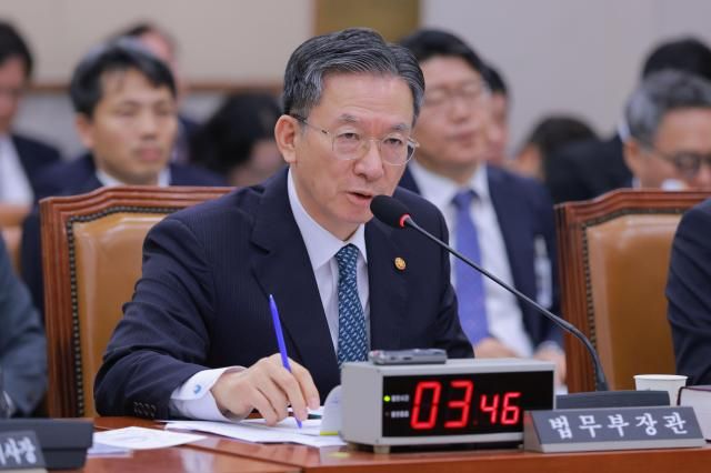 정성호 법무부 장관이 14일 오후 서울 여의도 국회에서 열린 법무부 등에 대한 법제사법위원회 국정감사에서 의원 질의에 답하고 있다 20251014사진유대길 기자 dbeorlf123ajunewscom