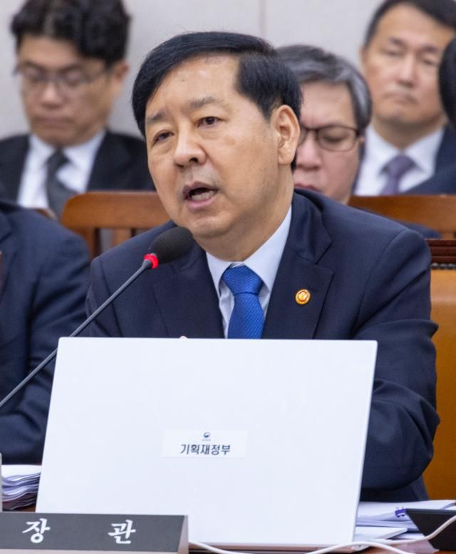구윤철 부총리 겸 기획재정부 장관이 13일 국회에서 열린 기획재정위원회 국정감사에서 국민의힘 최은석 의원의 질의에 답하고 있다사진연합뉴스