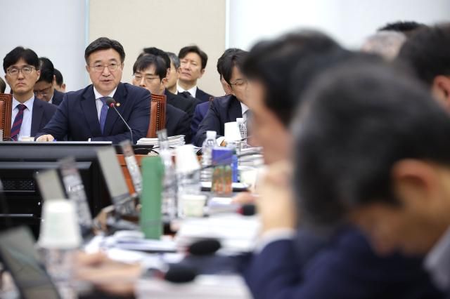 윤호중 행정안전부 장관이 14일 서울 여의도 국회에서 열린 행정안전위원회 국정감사에서 의원 질의에 답변하고 있다 사진연합뉴스