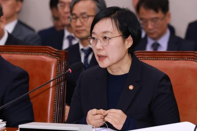 14일 서울 영등포구 여의도 국회에서 열린 중소벤처기업부에 대한 산업통상자원중소벤처위원회 국정감사에서 한성숙 중소벤처기업부 장관이 의원 질의에 답하고 있다 사진연합뉴스