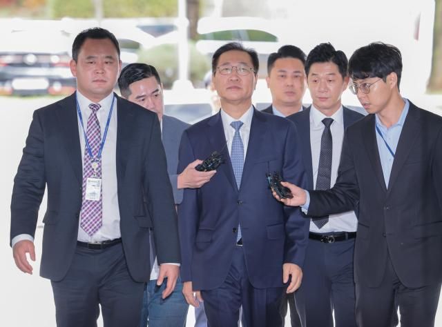 윤석열 전 대통령의 12·3 비상계엄 선포를 방조·가담한 혐의를 받는 박성재 전 법무부 장관이 14일 구속 전 피의자 심문영장실질심사을 받기 위해 서울 서초구 서울중앙지방법원으로 들어서고 있다 사진연합뉴스