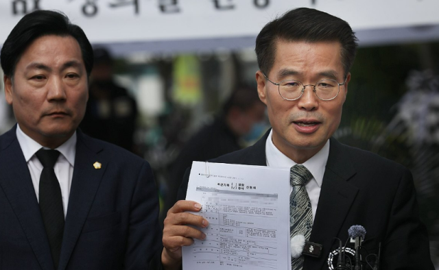 지난 10일 자택에서 숨진 채 발견된 경기 양평군청 소속 50대 사무관 A씨의 변호사인 박경호 변호사국민의힘 대전 대덕 당협위원장이 14일 광화문 KT빌딩 앞에서 기자회견을 하고 있다 사진연합뉴스