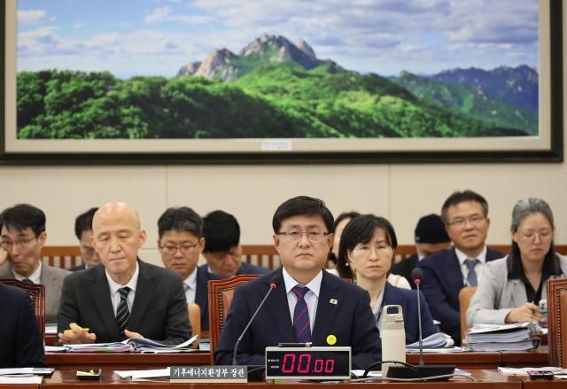  김성환 기후에너지환경부 장관이 14일 서울 여의도 국회에서 열린 기후에너지환경위원회 국정감사에 출석해 있다 사진연합뉴스