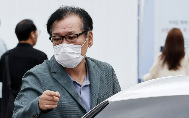 영장심사를 포기한 건진법사 전성배씨가 지난 8월 21일 민중기 특별검사팀 사무실이 마련된 서울 종로구 KT 광화문빌딩 웨스트에서 대기하기 위해 출석하고 있다 사진연합뉴스