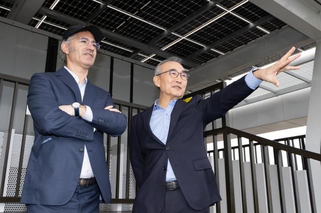 김영섭 KT 대표오른쪽와 알렉스 카프 팔란티어 대표왼쪽가 한국에서의 첫 CEO 회동을 진행하고 기념 사진을 촬영하고 있다 사진KT