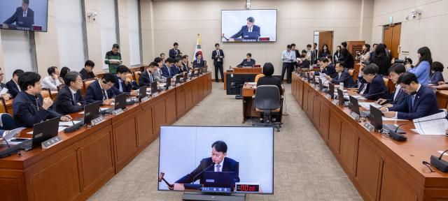 윤한홍 국회 정무위원회 위원장이 29일 국회에서 열린 정무위 전체 회의에서 2025년도 국정감사 증인 등 출석요구의 건을 처리하고 있다사진연합뉴스