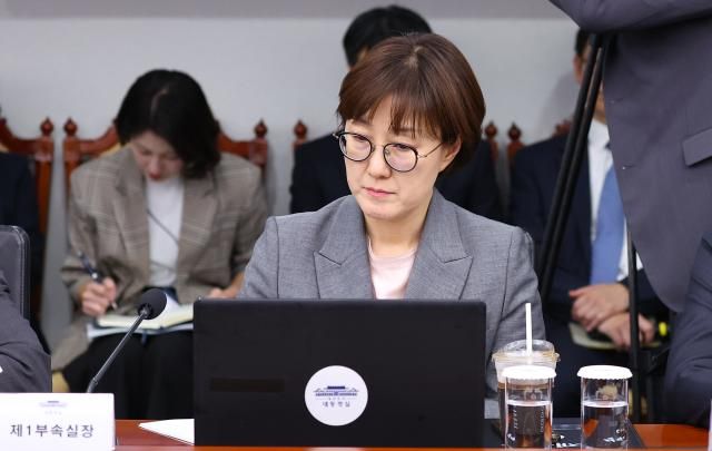 김현지 대통령실 제1부속실장이 2일 용산 대통령실에서 열린 수석보좌관회의에 참석해 있다 