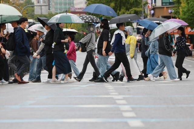 서울 세종대로사거리에서 시민들이 횡단보도를 건너고 있다 사진연합뉴스