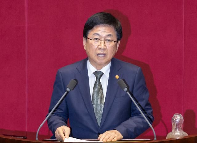 최교진 부총리 겸 교육부 장관이 18일 국회 본회의장에서 열린 교육·사회·문화 분야 대정부질문에 출석해 취임 인사를 하고 있다 2025918 사진연합뉴스 