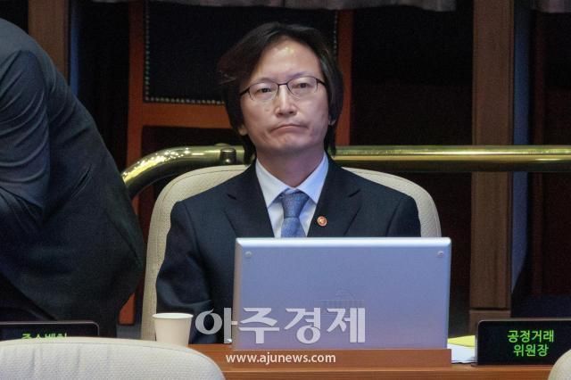 주병기 공정거래위원장이 17일 오후 서울 여의도 국회 본회의장에서 열린 경제분야 대정부 질문에 참석해 있다 20250917사진유대길 기자 dbeorlf123ajunewscom