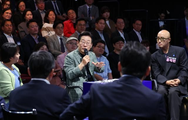 이재명 대통령이 14일 서울 동대문구 콘텐츠문화광장에서 디지털 토크 라이브 국민의 목소리 정책이 되다 간담회를 하고 있다 사진연합뉴스