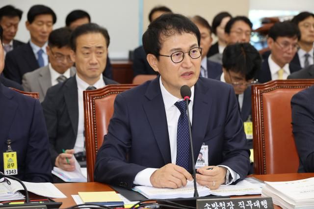 김승룡 소방청장 직무대행이 15일 서울 여의도 국회에서 열린 행정안전위원회의 중앙선거관리위원회 인사혁신처 소방청 등에 대한 국정감사에서 의원 질의에 답하고 있다 사진연합뉴스