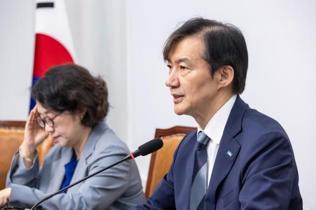 조국 조국혁신당 비상대책위원장이 지난 13일 국회에서 열린 비대위 회의에서 발언하고 있다 사진연합뉴스