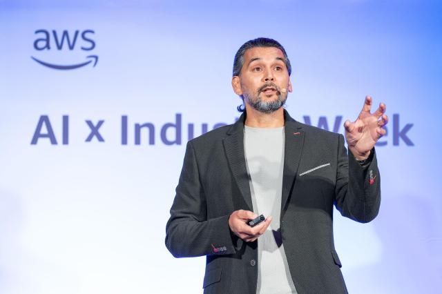 벤 카바나스 AWS 아시아태평양 및 일본 지역 기술 디렉터는 15일 서울 강남구 코엑스에서 열린 'AWS AIx인더스트리 위크 2025'에서 기조연설을 하고 있다. [사진=AWS 코리아]