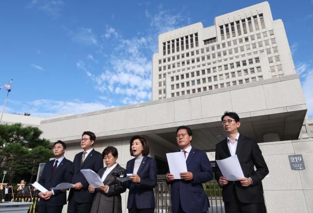 국회 법제사법위원회 국민의힘 의원들이 15일 서울 서초구 대법원 앞에서 현장 국정감사에 앞서 기자회견을 하고 있다 20251015 국회사진기자단