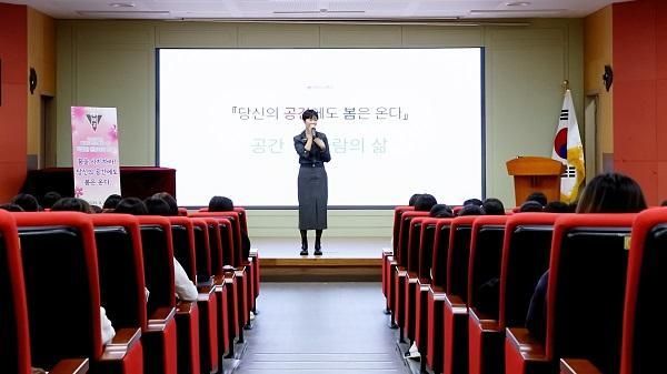 전주여고에서 특강을 진행하는 비키정 대표 사진와일드디아