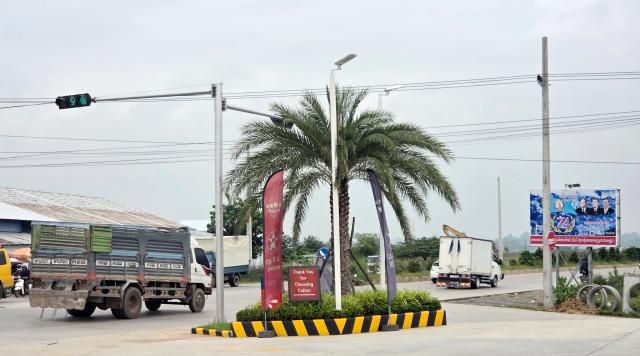 지난 14일현지시간 오후 캄보디아 떼쪼 국제공항 인근 도로에서 차량들이 달리고 있다 사진연합뉴스